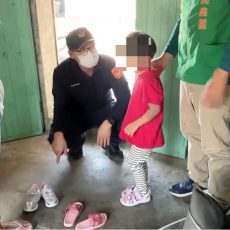 單親貧母育二女 北港警偕張榮發基金會送關懷