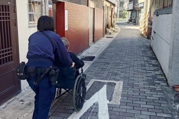 身障翁體力不支輪椅卡路中 警助返家