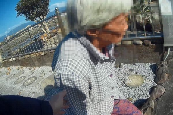 失智老婦外出迷途 暖警步行護送返家