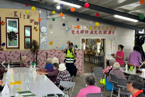 鳳警協助部落長者認識交通安全重要性