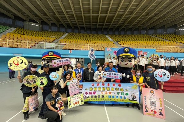 雲縣府『幸福雲林–加速前進』雲警出動大頭Q警活潑宣導