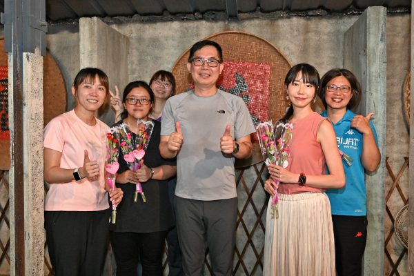 南投警局揪甘心!慶祝母親節致贈女性同仁康乃馨及卡片