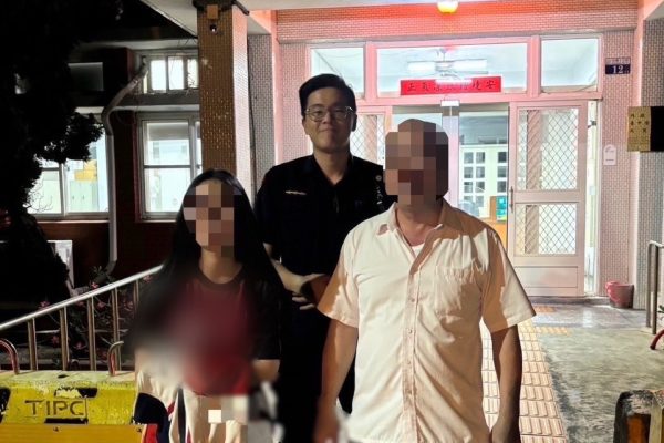 苗栗女高中生深夜錯搭公車至臺中港 熱心警協助聯繫家屬載回