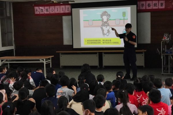 交安從小扎根 鳳警赴光復國小宣導