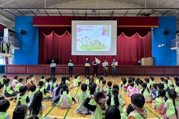 落實兒少道安、識詐及性平教育 北投警前進校園體驗趣