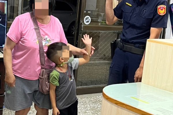 4歲男童夜間走失 北港警暖心安撫助團圓