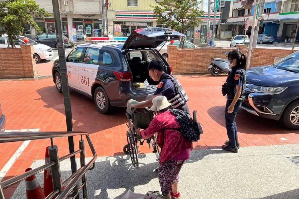 豔陽下老婦派出所外徘徊 臺西警暖心送她回家