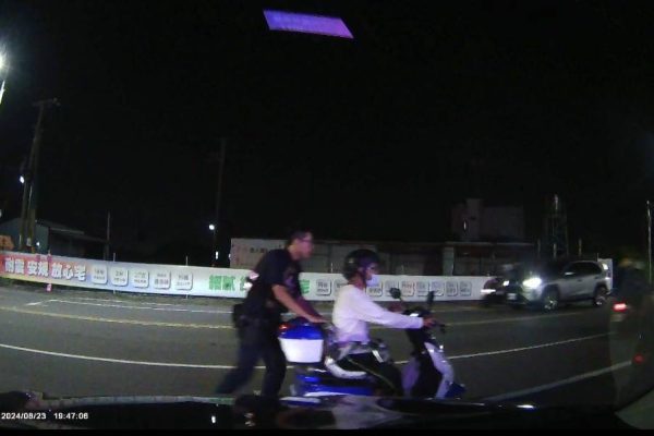 電動代步車困路中 東港警神救援助身障男返家