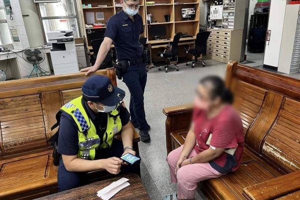 新興包裹詐騙別上當 臺西警行員阻詐保住女子血汗錢