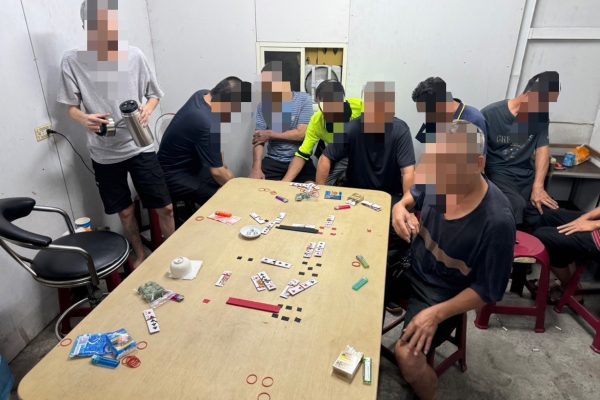 「三六仔」藏身鐵皮屋 東港警搗破職業賭場