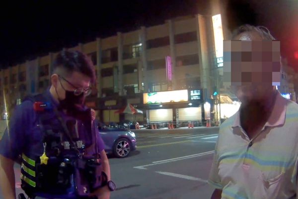 老翁夜間返家途中機車損壞 北港暖警守護安全