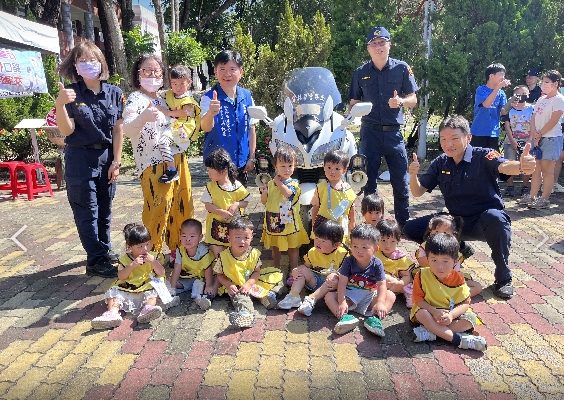 斗六警前進校園舉辦宣導活動!大小學童熱情參與開心合照