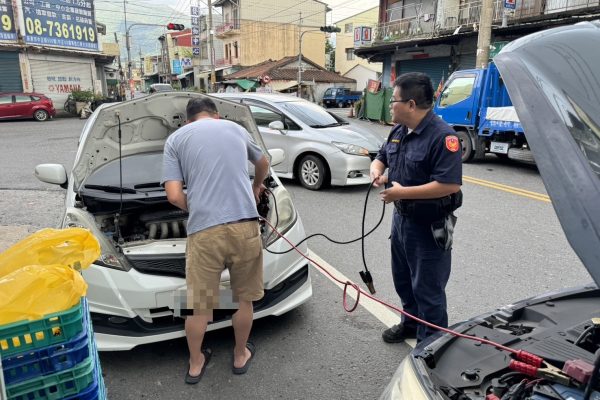 民眾車輛沒電 里警即刻救援