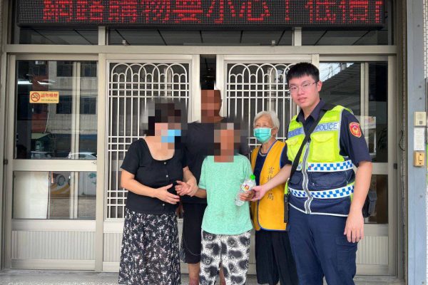 老婦逆向騎車陷險境 虎警速攔截護平安返家