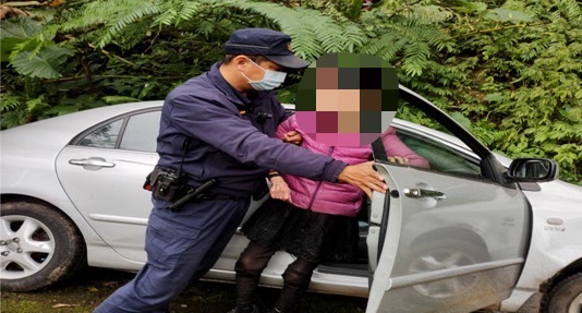 吉安波麗士即刻援救! 助深陷山溝婦人脫困