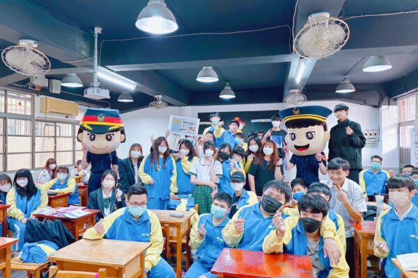 樹林警與大頭寶寶前進樹人家商識詐宣導