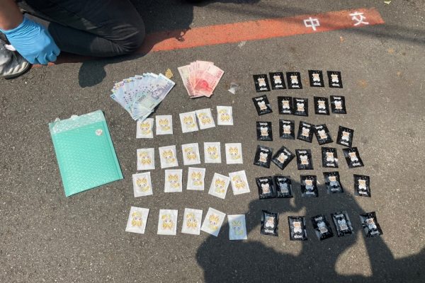 膽大包天!自家樓下販毒 人贓俱獲