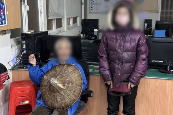 寒夜佇立廟門前 臺西警助走失老翁平安回家