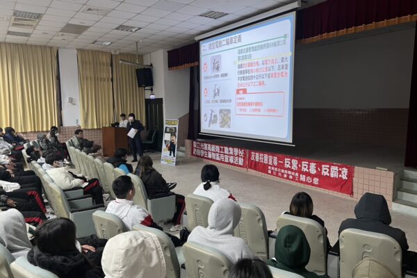 鳳警前進校園 培養交安、反毒種子
