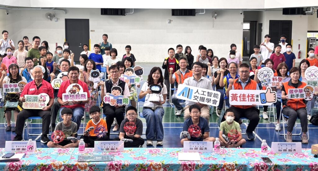 AI機器人夏令營成果驚豔登場 黃佳恬議員領航屯區未來教育 無人機與AI程式點燃孩子科技夢想!