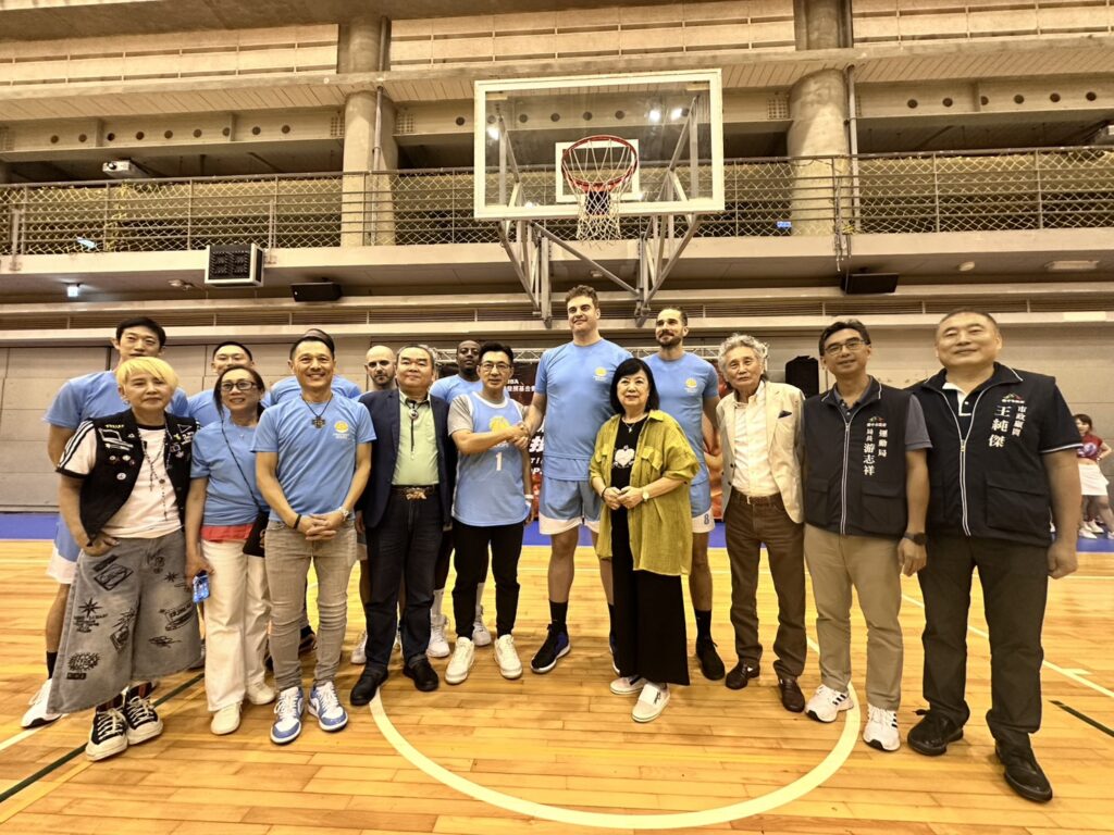 點亮青年生命之光!  獨臂球王以生命故事傳遞希望與平權