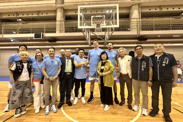 點亮青年生命之光!  獨臂球王以生命故事傳遞希望與平權