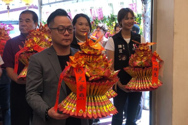 佛光照山河.神恩佑萬民